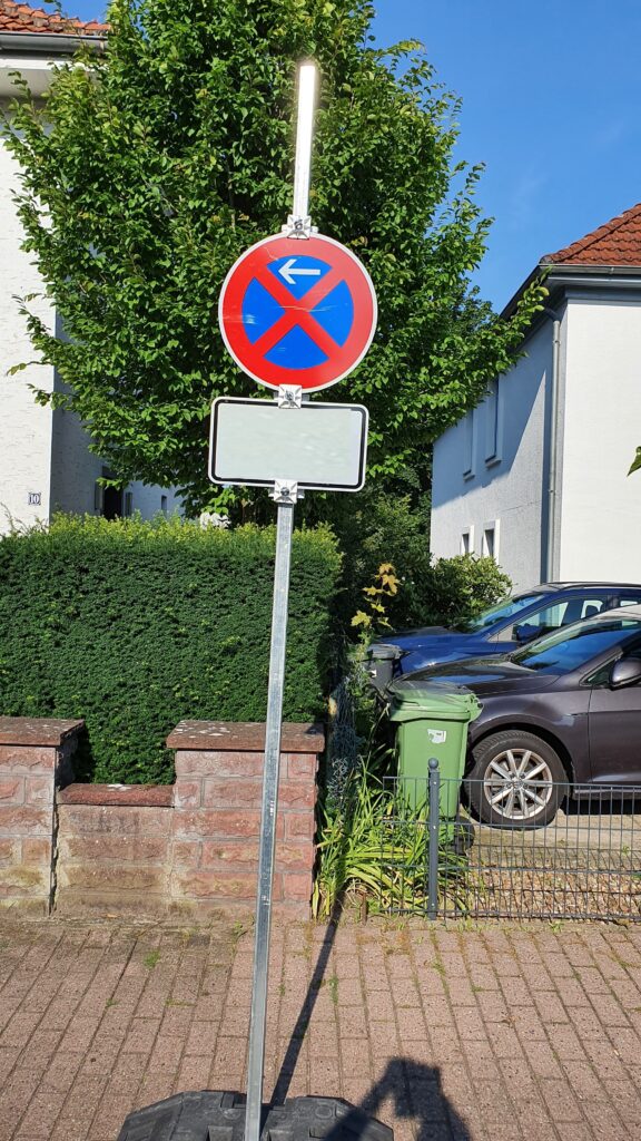 Halteverbotsschild einer Halteverbotszone auf einem Bürgersteig