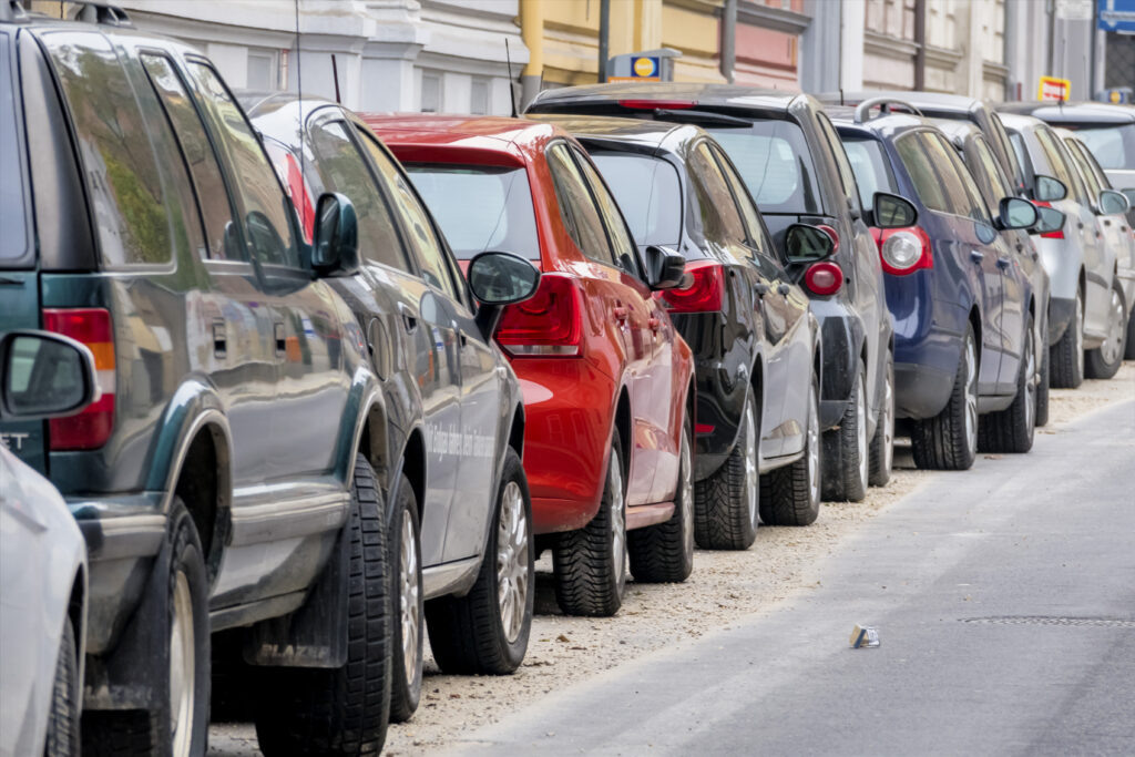 Parkende Autos am Straßenrand, betont die Bedeutung eines Halteverbots bei Platzbedarf aufgrund eines Umzugs etc.