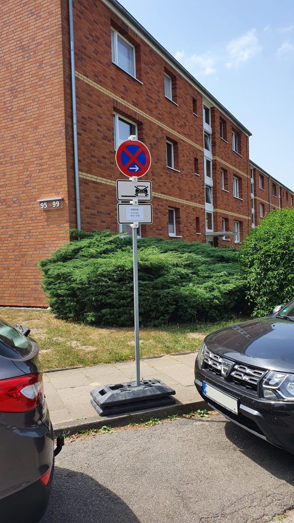 Halteverbotszonenschild in Lüneburg vor Wohnhaus