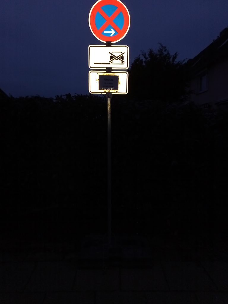 Halteverbotszonenschild in Lüneburg bei Nacht