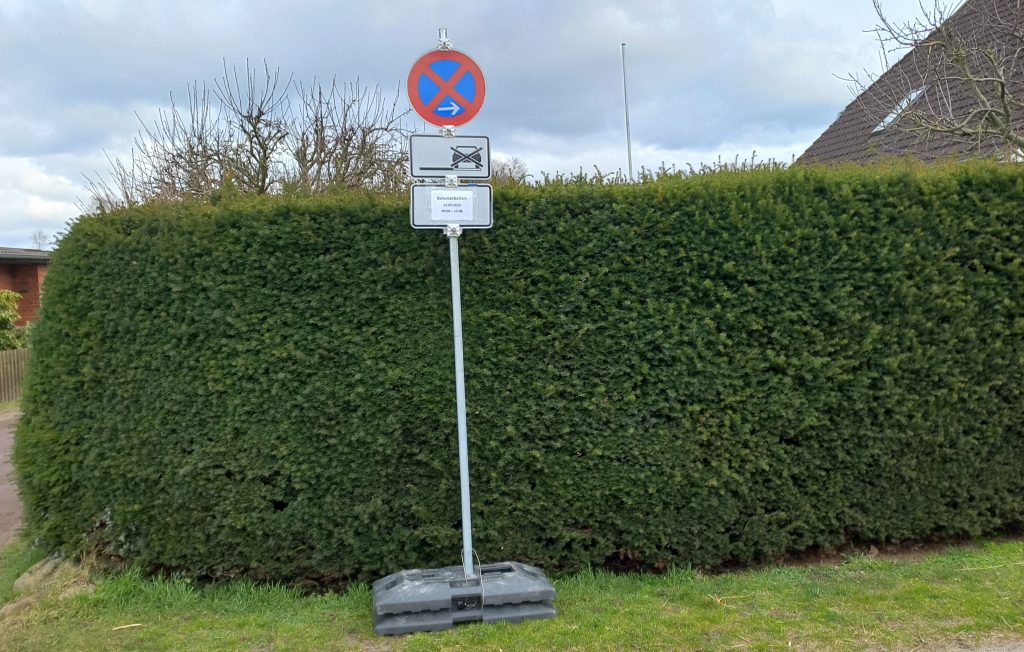 Halteverbotszonenschild in Lüneburg für Betonarbeiten