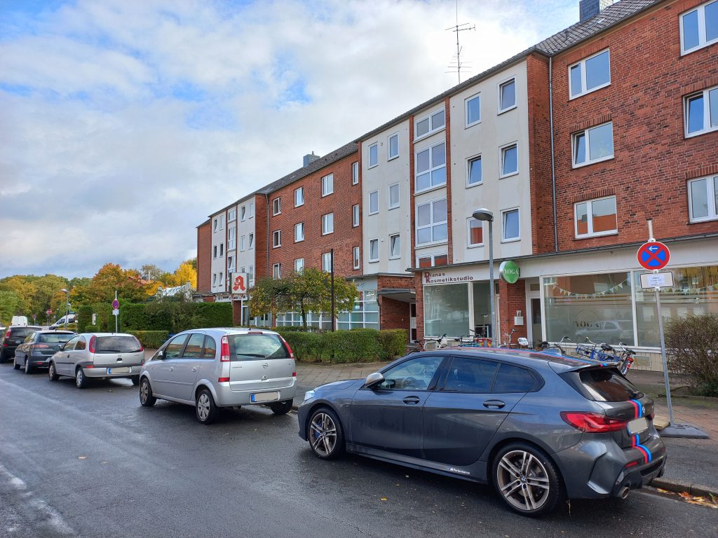 Halteverbotszone in einem Wohngebiet mit vielen parkenden Autos