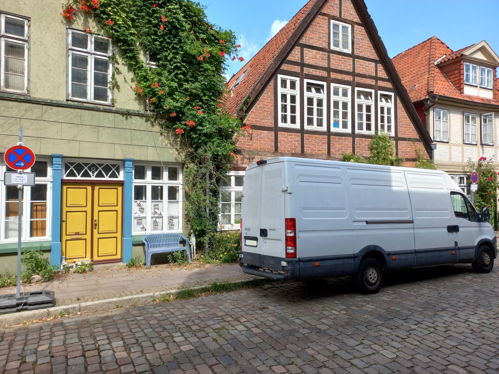 Umzugswagen nutzt eine Halteverbotszone für einen Umzug in Lüneburg