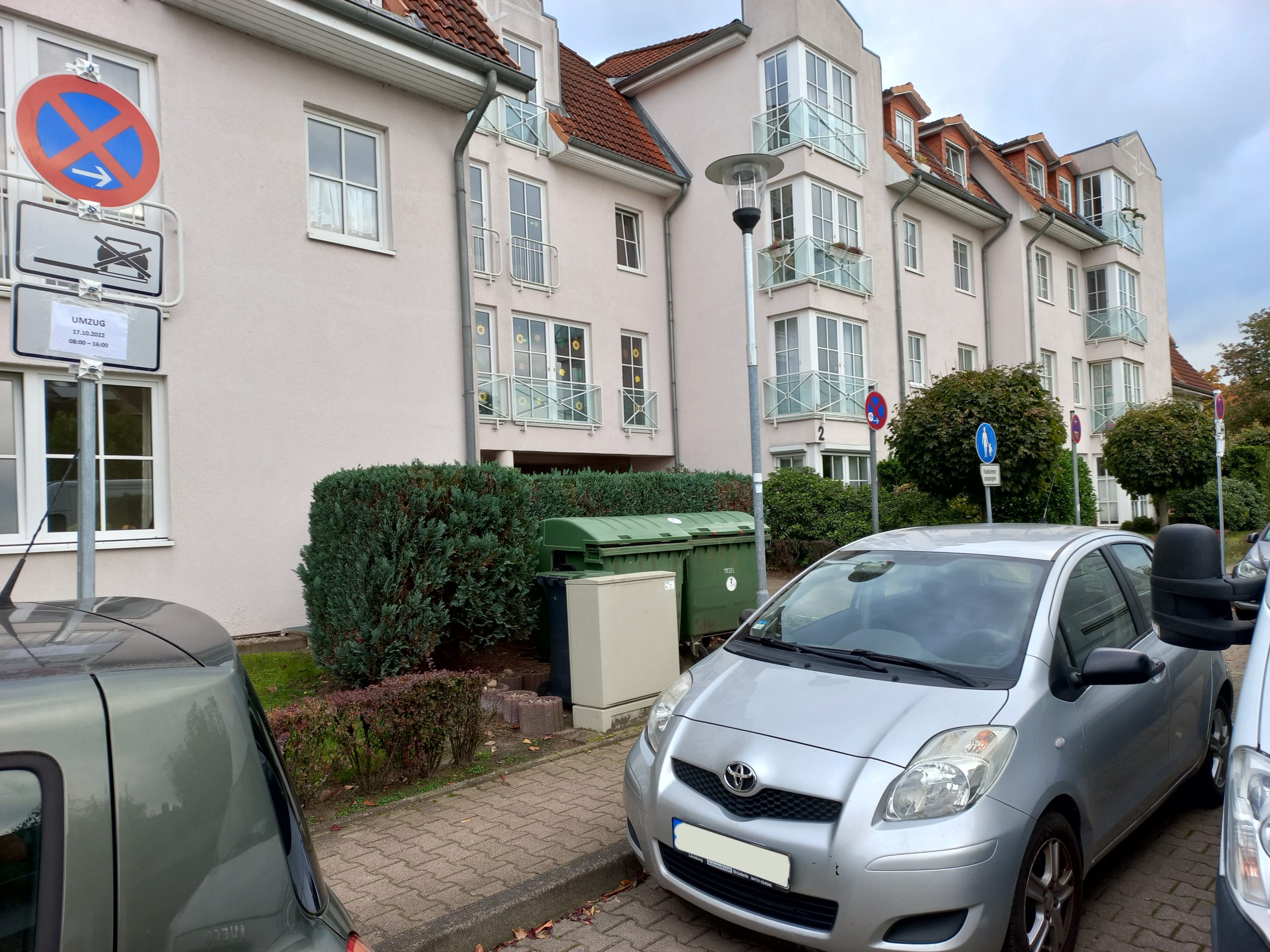 Halteverbot in einer Straße mit vielen parkenden Fahrzeugen