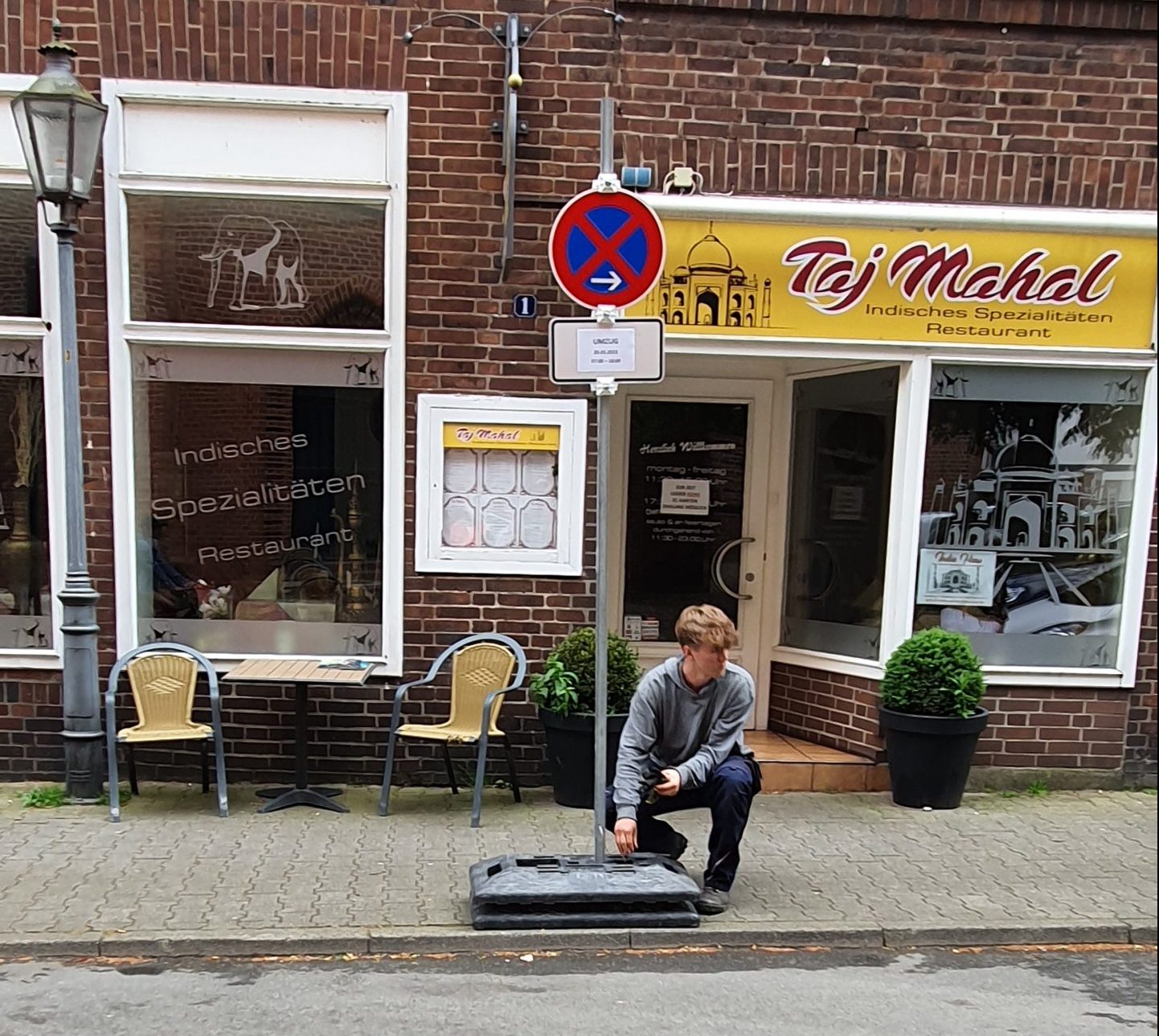 Mitarbeiter von Halteverbot Lüneburg baut ein Halteverbotschild in der Innenstadt auf