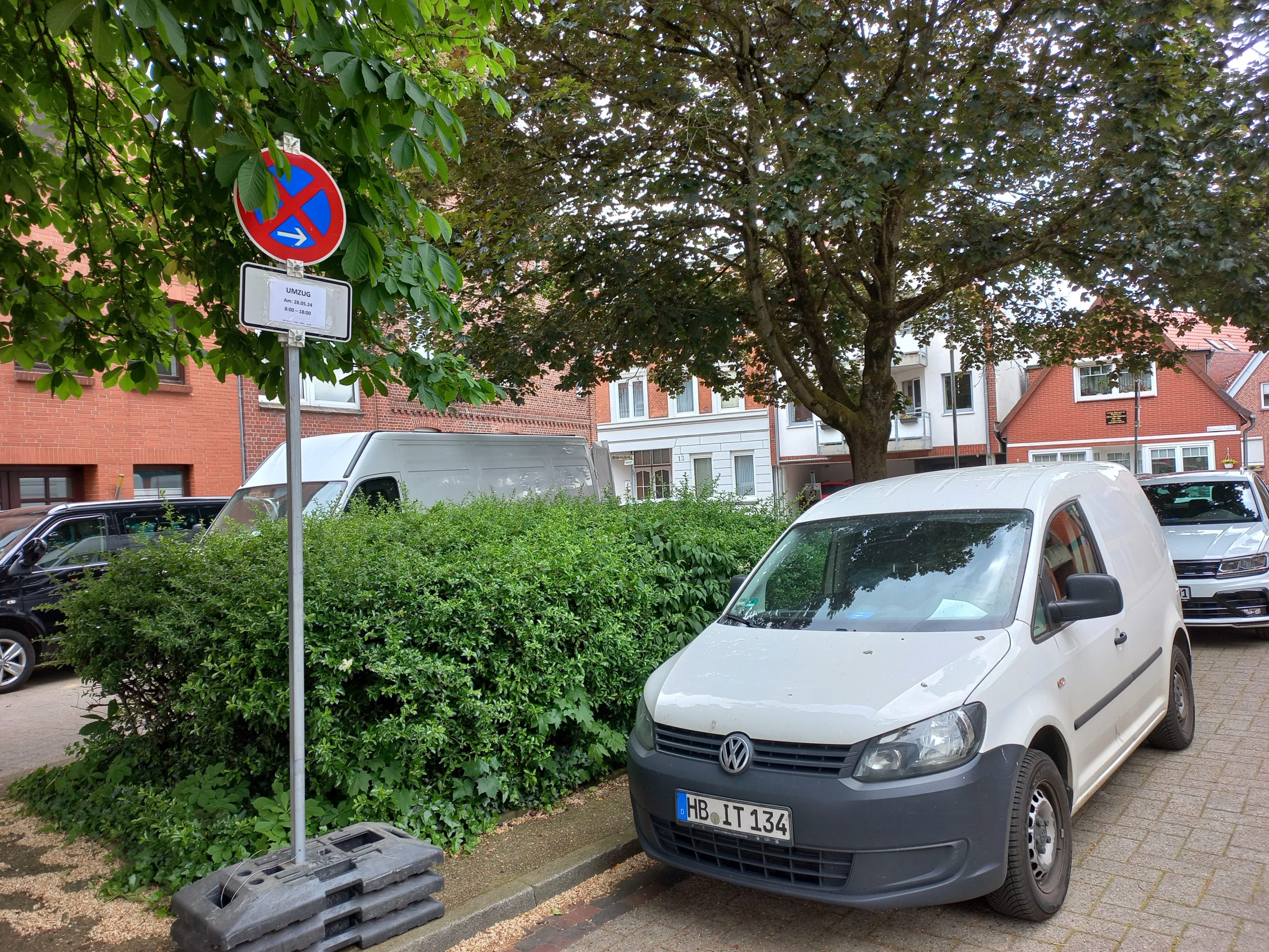 Eine Halteverbotszone in einer zugeparkten Straße