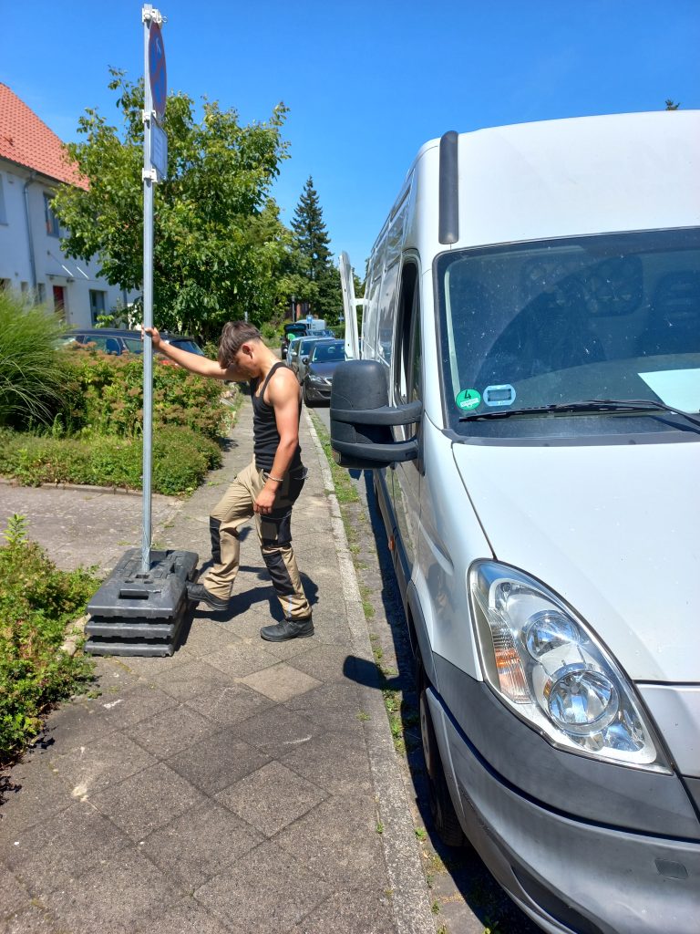 Aufbau einer Halteverbotszone durch Halteverbot Lüneburg