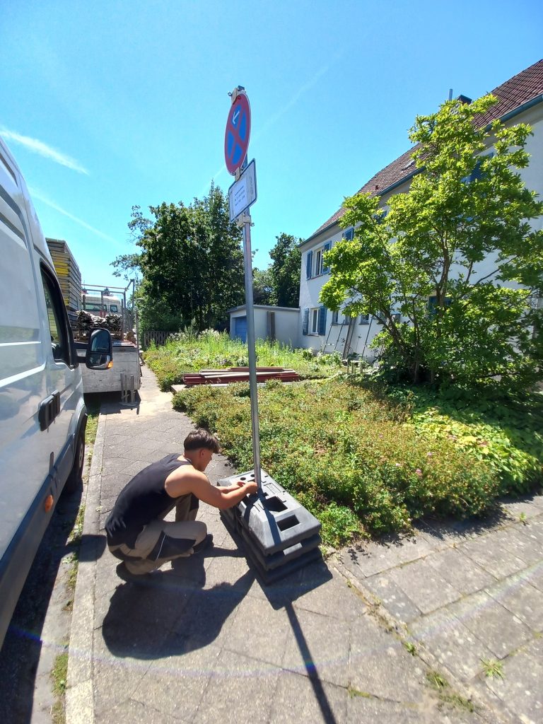 Mitarbeiter von Halteverbot Lüneburg beim Aufbau einer Halteverbotszone.