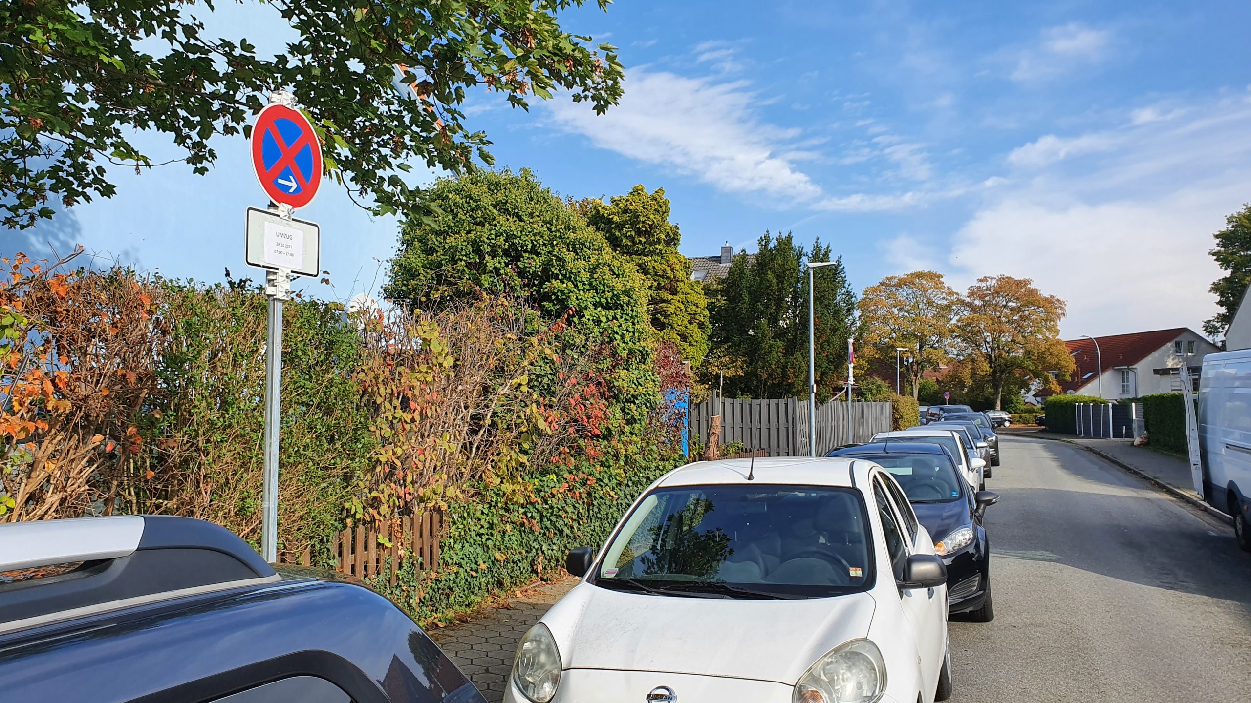 Eine Halteverbotszone für einen Umzug in einer zugeparkten Straße