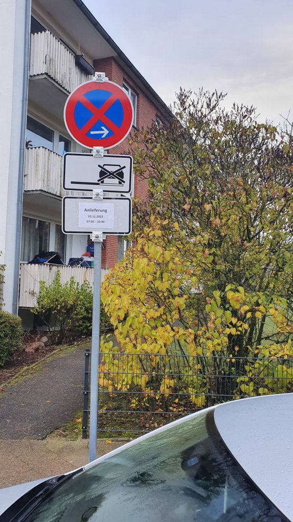 Ein Halteverbot an einem Parkstreifen für eine Anlieferung