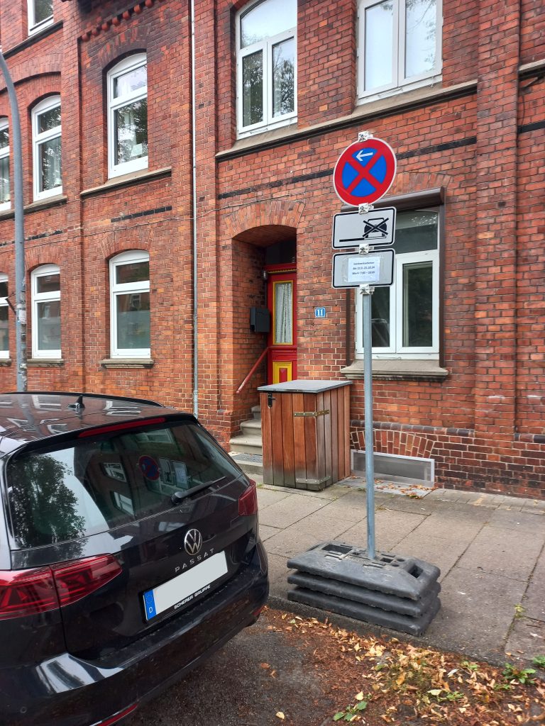 Eine Halteverbotszone für notwendige Handwerksarbeiten an einem Haus