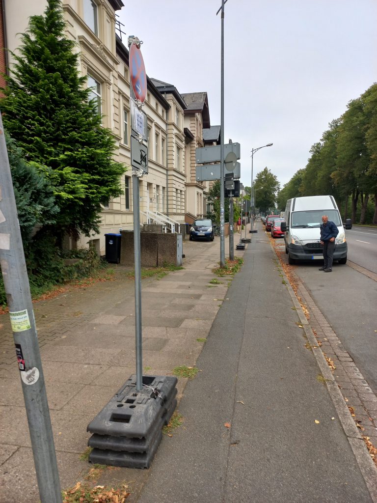 Eine Halteverbotszone für einen Umzug im städtischen Bereich