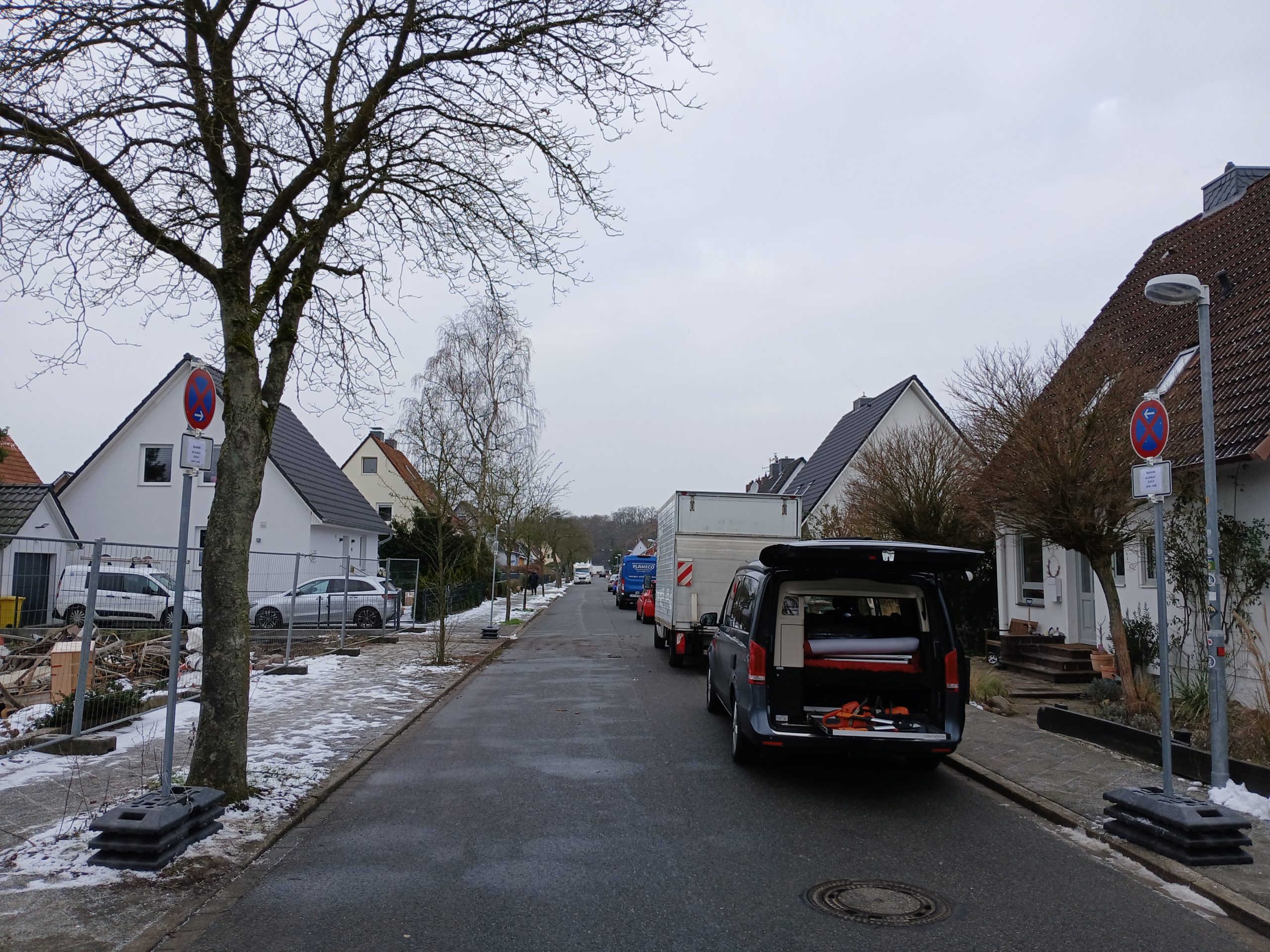 In engen Straßen sind oft beidseitige Halteverbotszonen insbesondere bei Baustellen notwendig