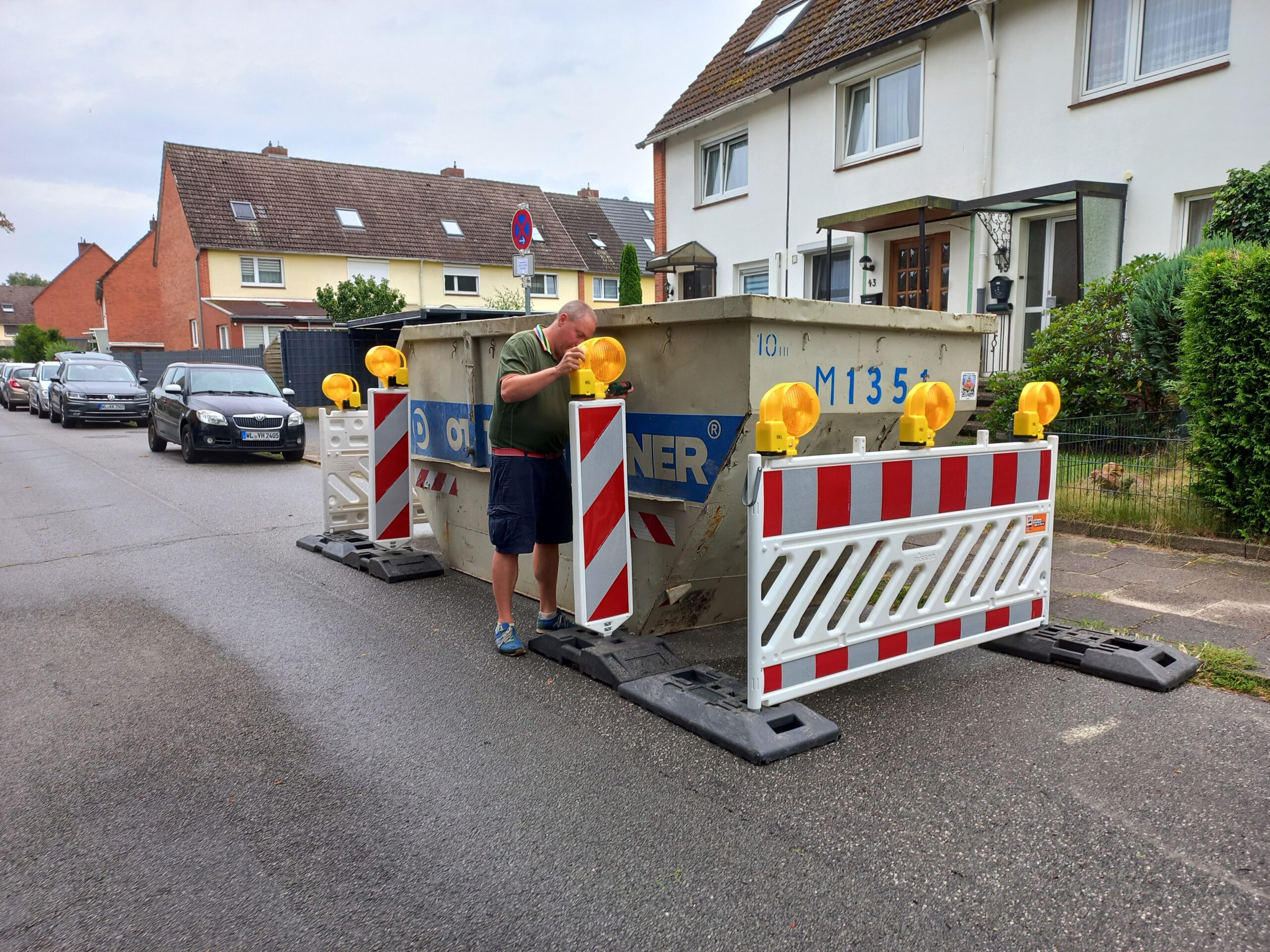 Absperrung mit Halteverboten zur Abstellung eines Containers am Straßenrand
