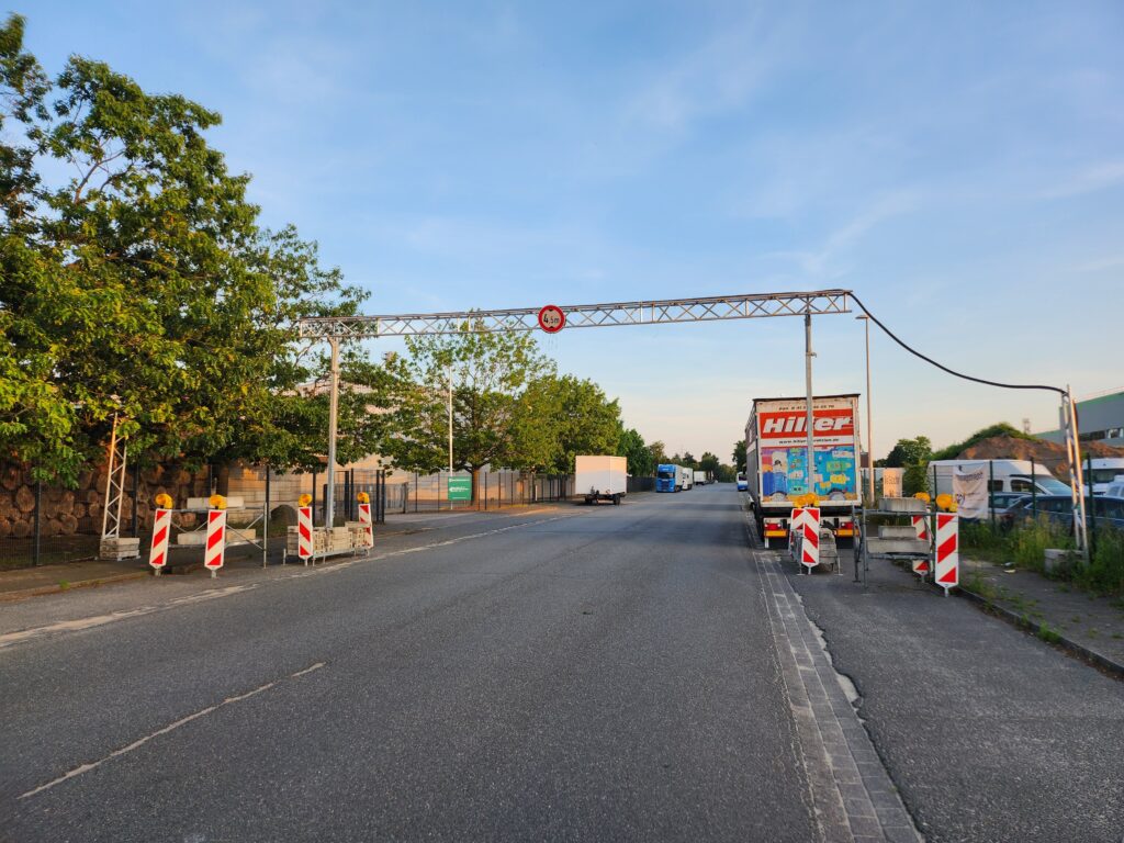 Eine Kabelbrücke gesichert mit Leitbaken und Warnleuchten Eine Kabelbrücke gesichert mit Leitbaken und Warnleuchten