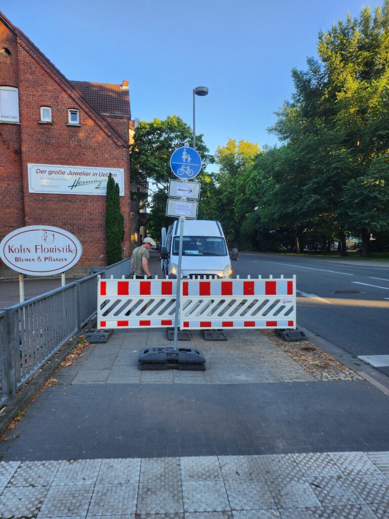 Eine Absperrung mit Fußgängerumleitung aufgrund einer Baustelle