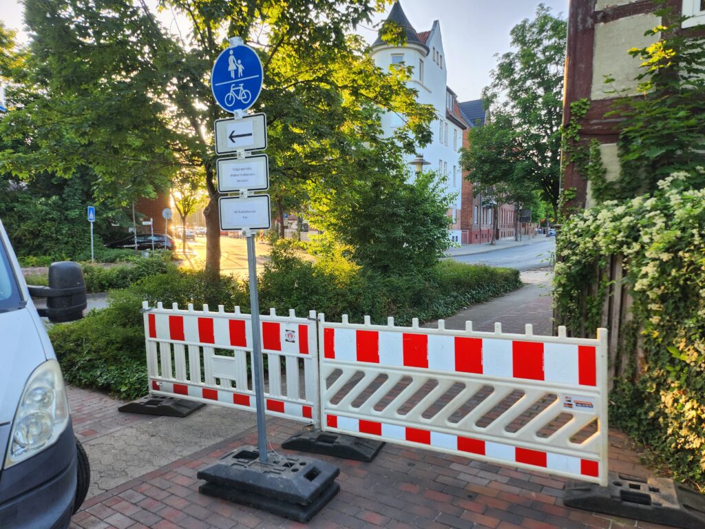 Fußgängerumleitung zur Absicherung einer Baustelle