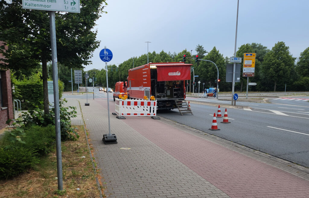 Abgesperrter Kanalschacht während Kanalarbeiten